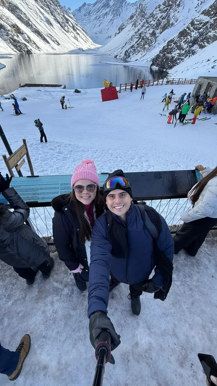 Iana e Tiago na neve, no Chile