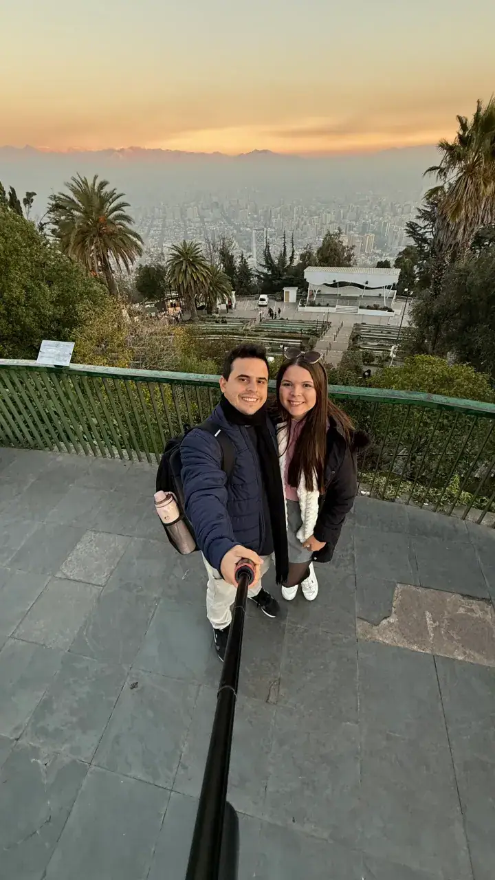 Iana e Tiago ao pôr do sol em Santiago