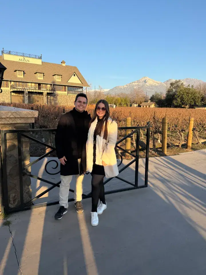 Iana e Tiago em uma vinícola no Chile